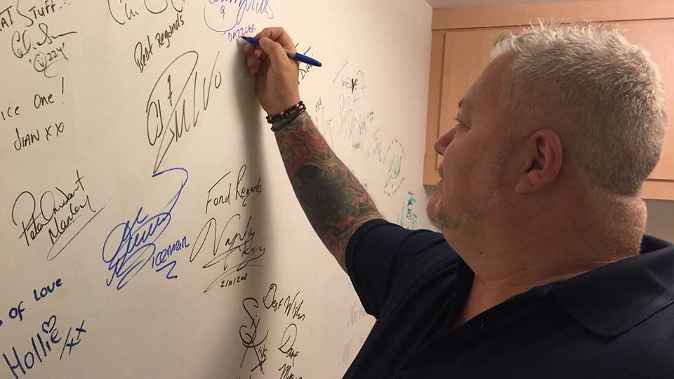 signing the wall of fame image