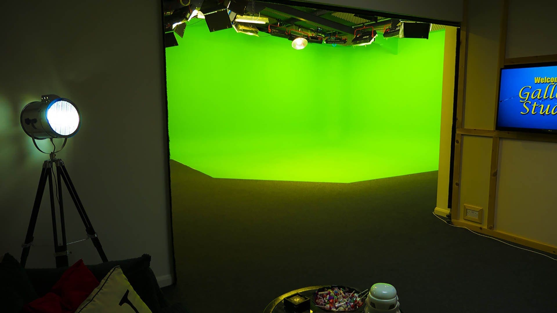 What do you get with the studio hire What do you get with the studio hire image